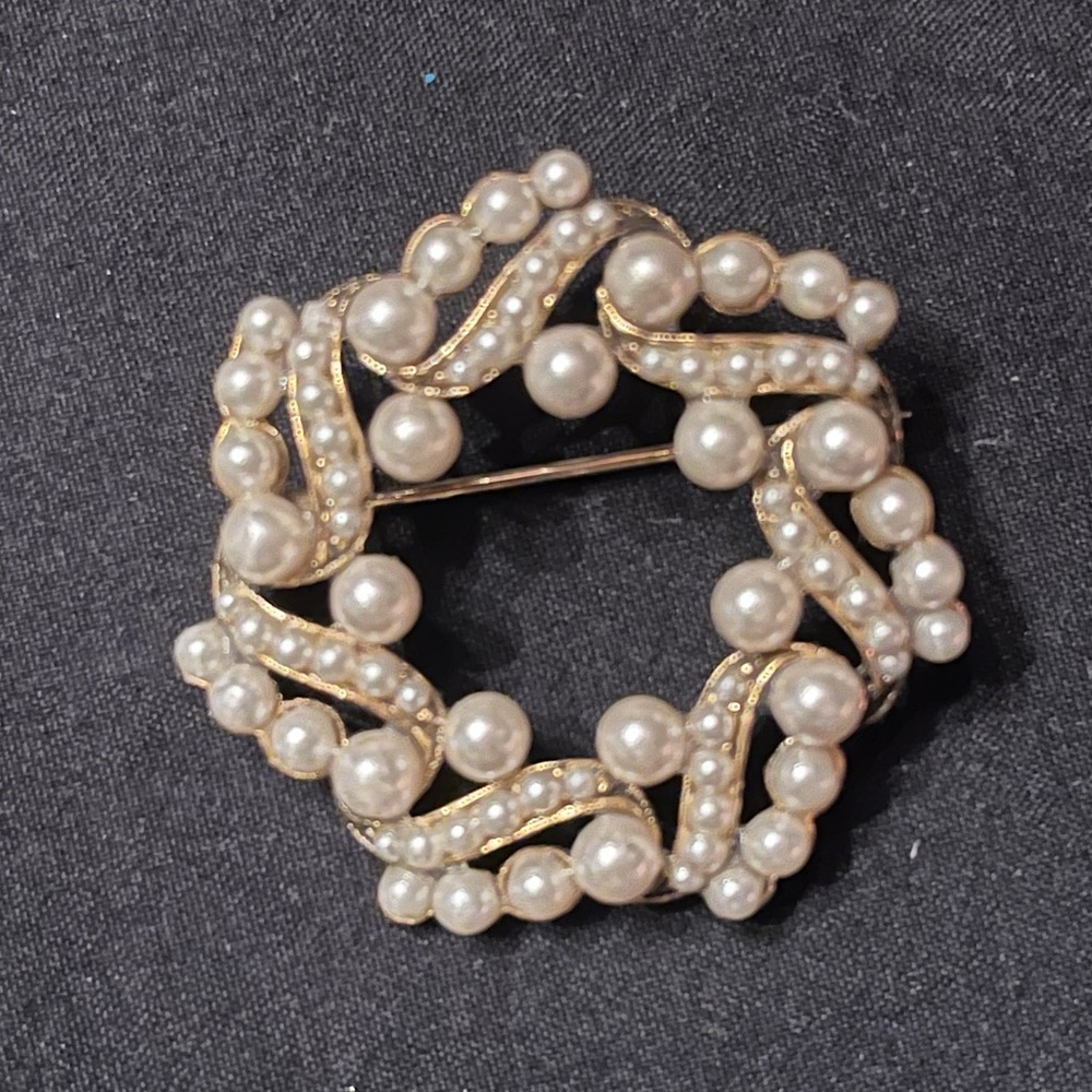 Vintage Gold Tone Faux Pearl Wreath Brooch